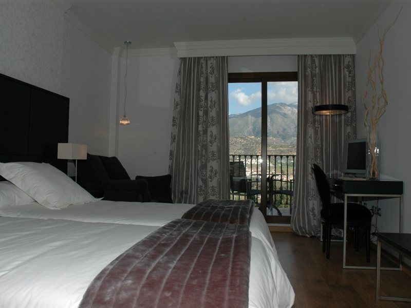 B Bou Hotel La Vinuela & Spa Екстериор снимка